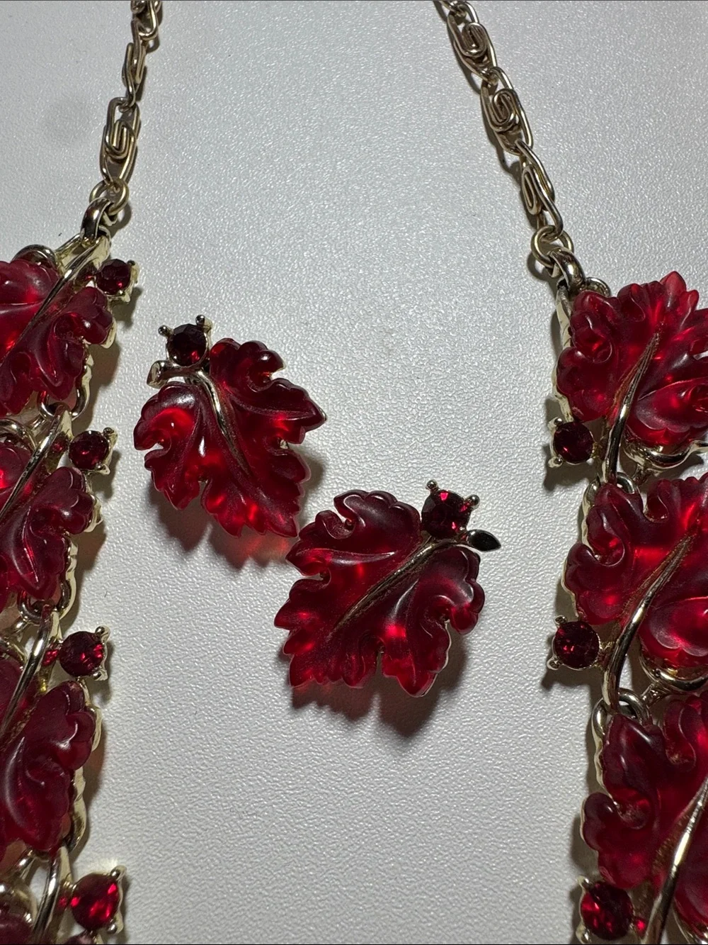 LISNER MOLDED RED “JELLY” LUCITE RHINESTONE LEAF NECKLACE BRACELET EARRINGS SET